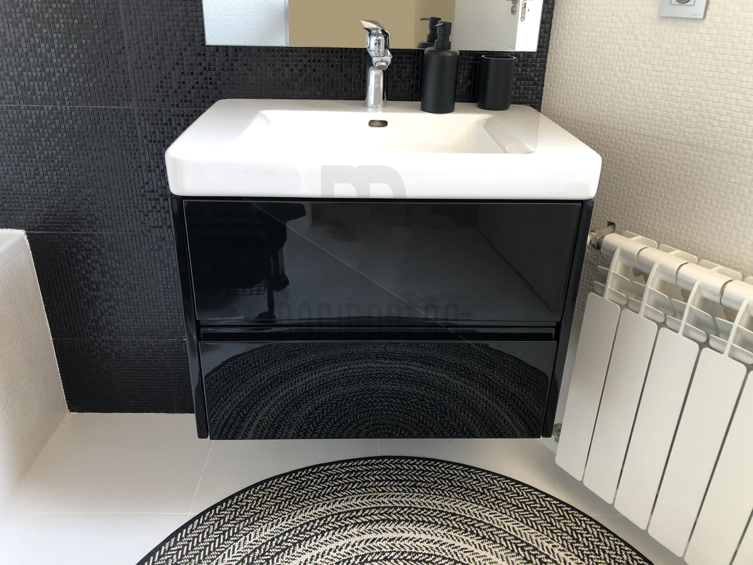 Mueble de baño lacado en negro ultra brillo.