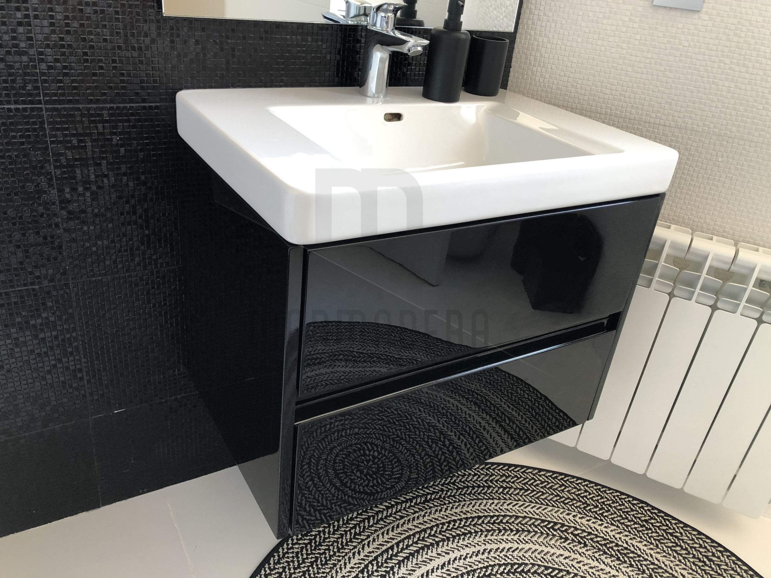 Mueble de baño lacado en negro ultra brillo
